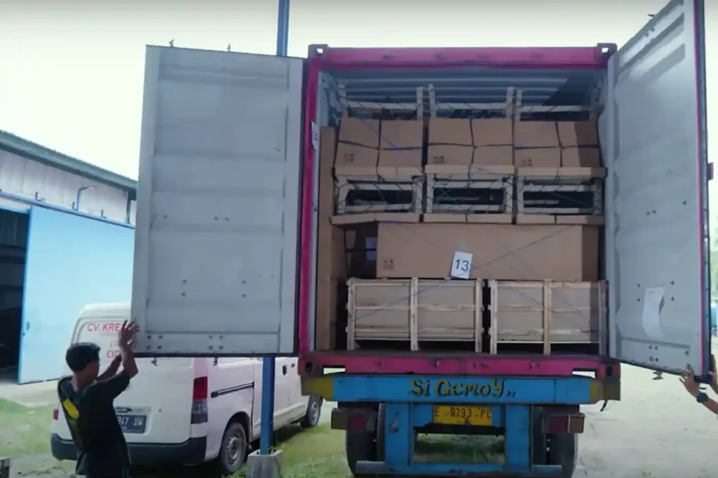 Indonesian furniture manufacturer container loading