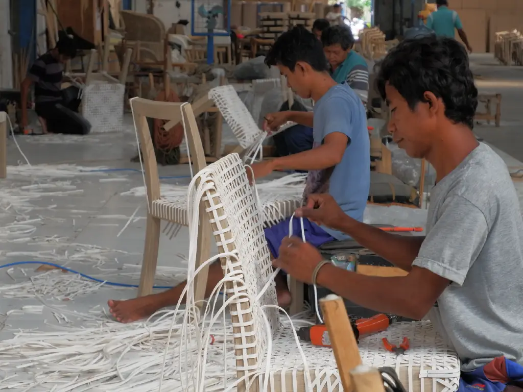 Weaving process in a furniture supplier